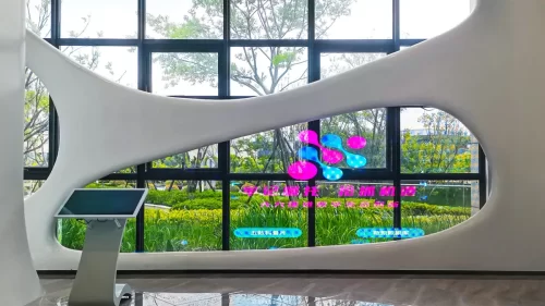 What principle does the LED transparent screen use to give people a transparent visual feeling? 1 LED -transparent-screen-display