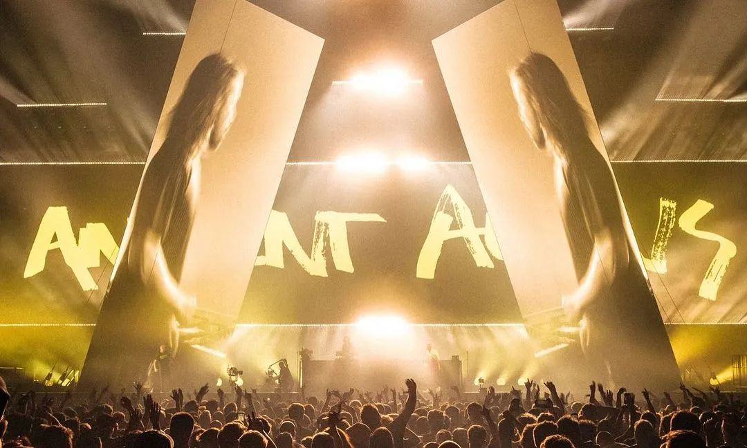 The visual experience is super doubled! LED display screen combined with digital technology will take the 2023 stage show to new heights! 3 two