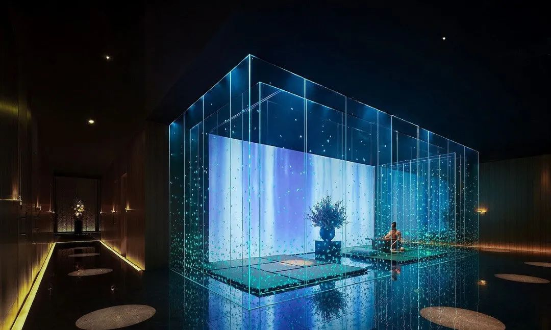 How does an LED display maximize its effectiveness in immersive scenes? 3 два